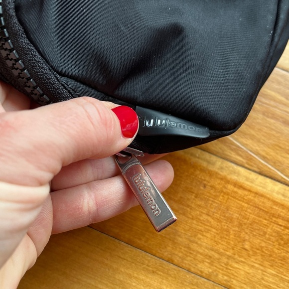 Lululemon Everywhere Belt Bag Black Logo Strap Crossbody Travel Minimalist Black - Picture 3 of 6